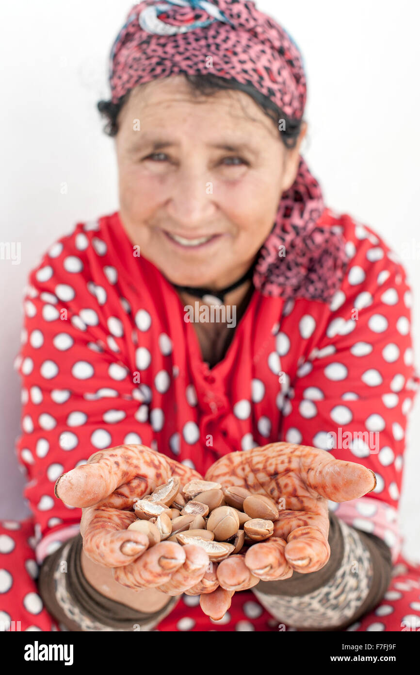 Femme tenant les écrous d'argan au Maroc. Banque D'Images