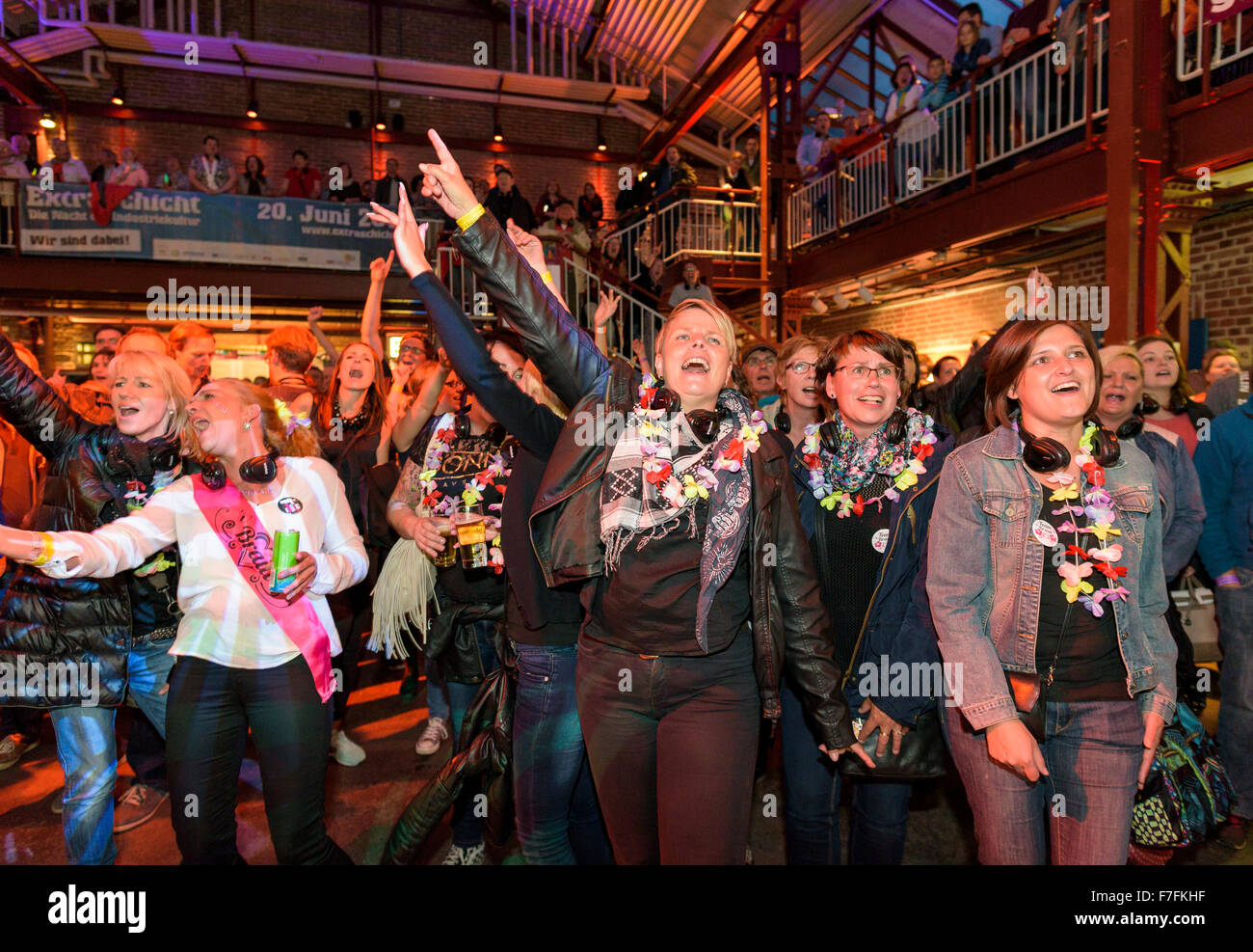 Les gens dans la Ruhr, célébrer l'assemblée "Extraschicht" - la nuit de la culture industrielle, ici à l'événement de chant Banque D'Images