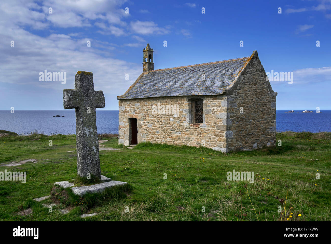 Croix de Pierre et la chapelle de Saint-Samson, Landunvez, Finistère, Bretagne, France Banque D'Images
