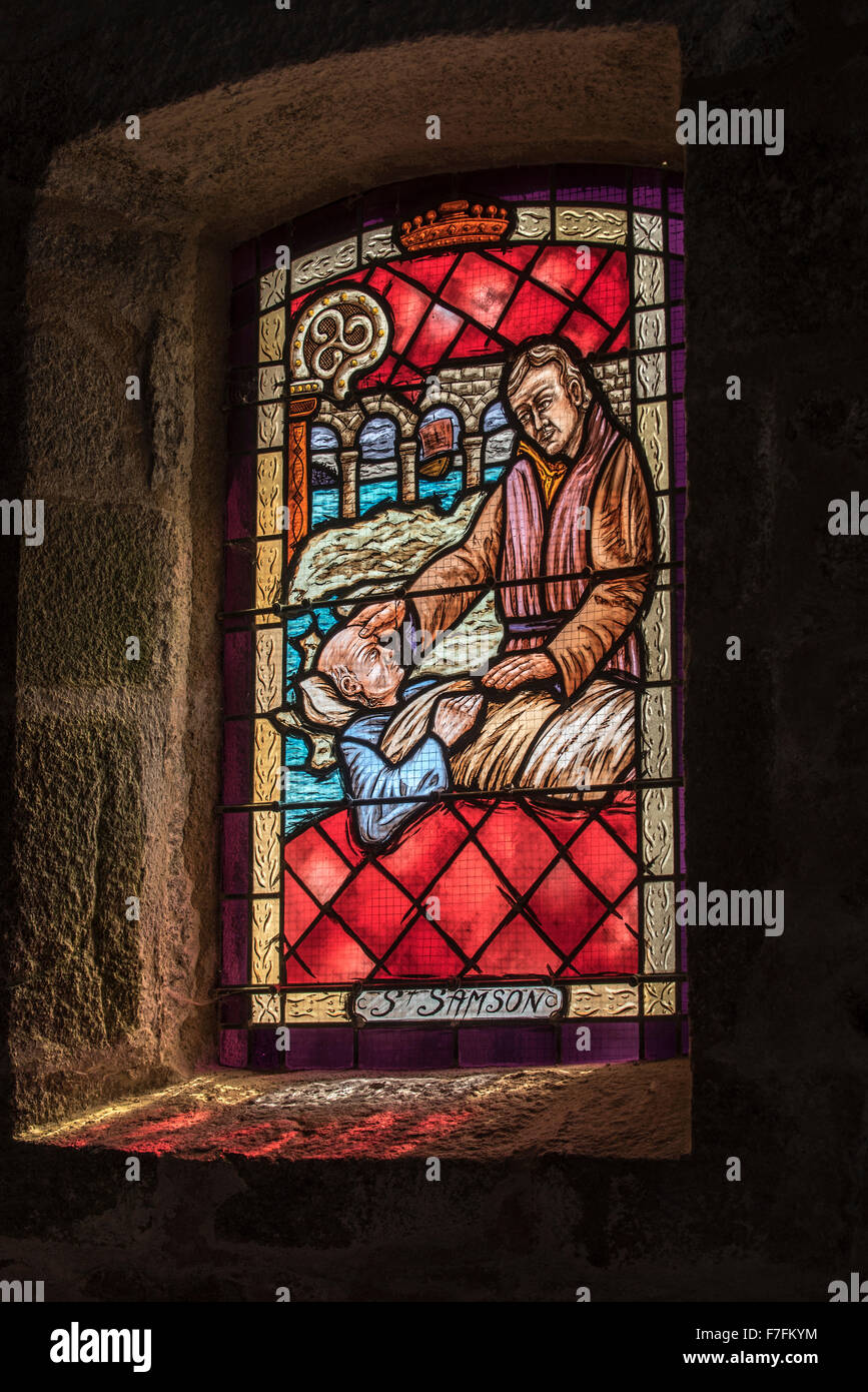 Vitrail montrant St Samson guérir l'homme de la lèpre à Saint-Samson chapelle, Landunvez, Finistère, Bretagne, France Banque D'Images