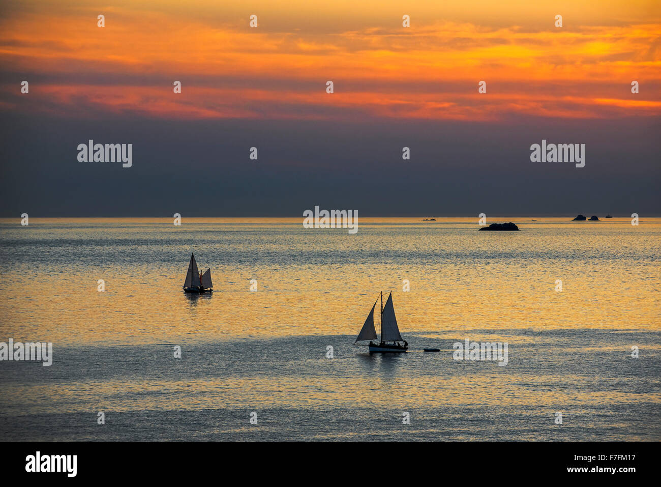 Deux bateaux à voile en mer au coucher du soleil Banque D'Images