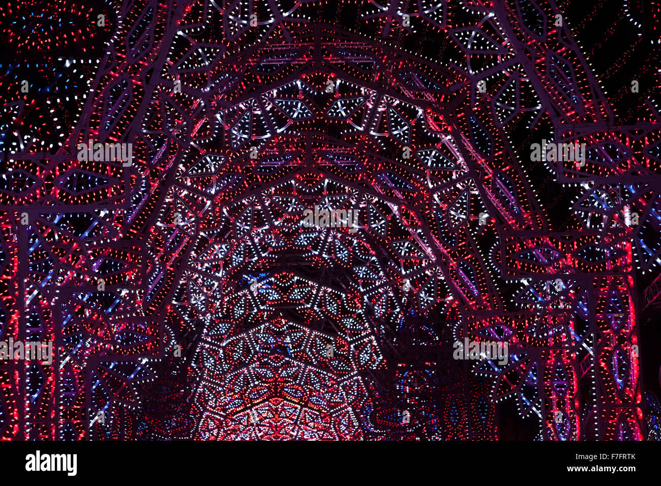 Edinburgh, Royaume-Uni. Le 30 novembre. Virgin Money Street de lumière. La Vierge de la rue de l'argent de la lumière est un ensemble d'événements nouvelles à couper le souffle à la lumière de la vieille ville d'Édimbourg ce Noël. 60 000 feux s'exécuter le long de la Royal Mile de City Chambers à la Tron Kirk. Pako Mera/Alamy Live News. Banque D'Images