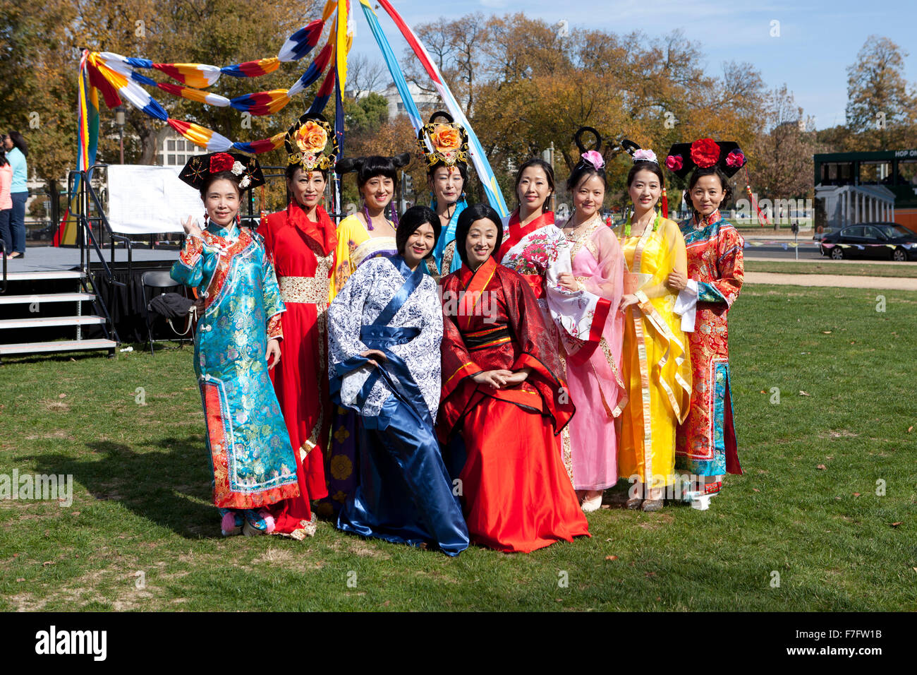 Danse traditionnelle chinoise des femmes interprètes en costume à Asian festival - USA Banque D'Images