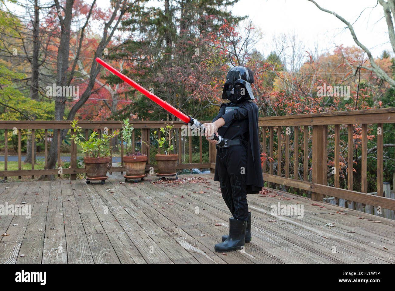 Enfant en costume de Darth Vader holding light saber - USA Banque D'Images