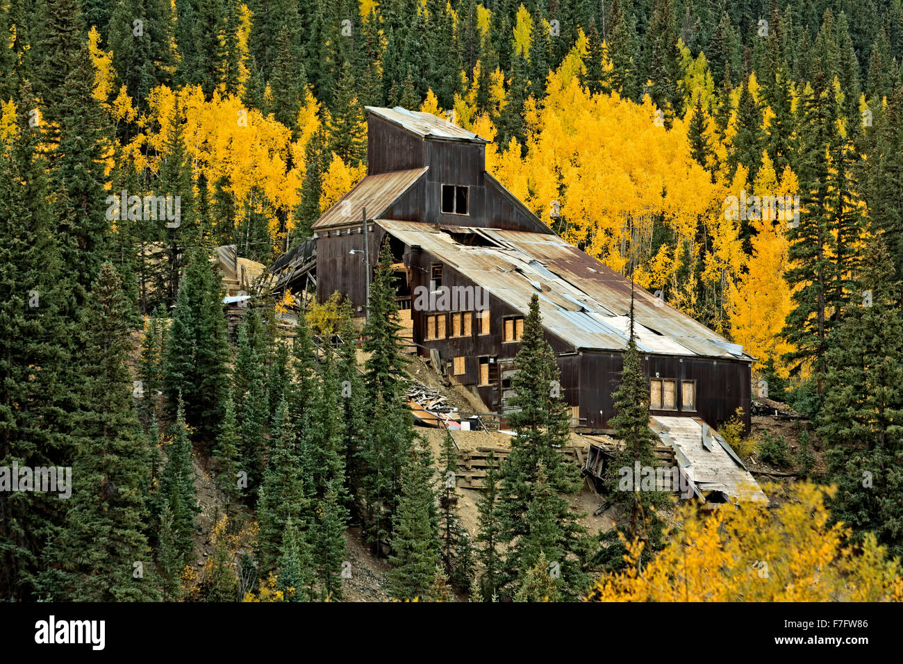 Mine abandonnée et couleurs d'automne, montagnes de San Juan, près de Silverton, Colorado USA Banque D'Images