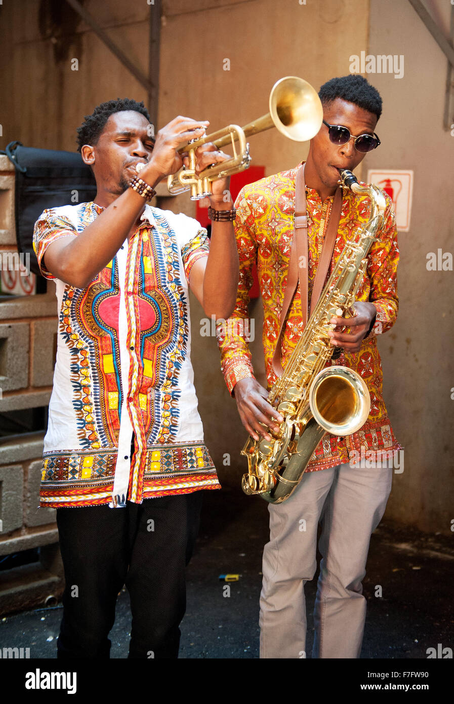 Un groupe de jazz africain fonctionne à Neighborgoods Market dans le quartier du centre-ville de Braamfontein Johannesburg, Afrique du Sud. Banque D'Images