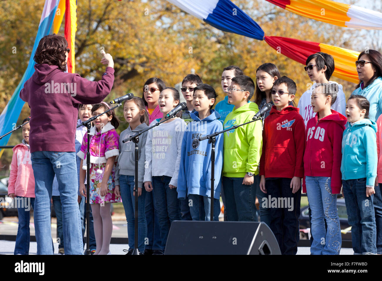 Chinese Children's Choir chant de groupe sur la scène du festival d'Asie - USA Banque D'Images