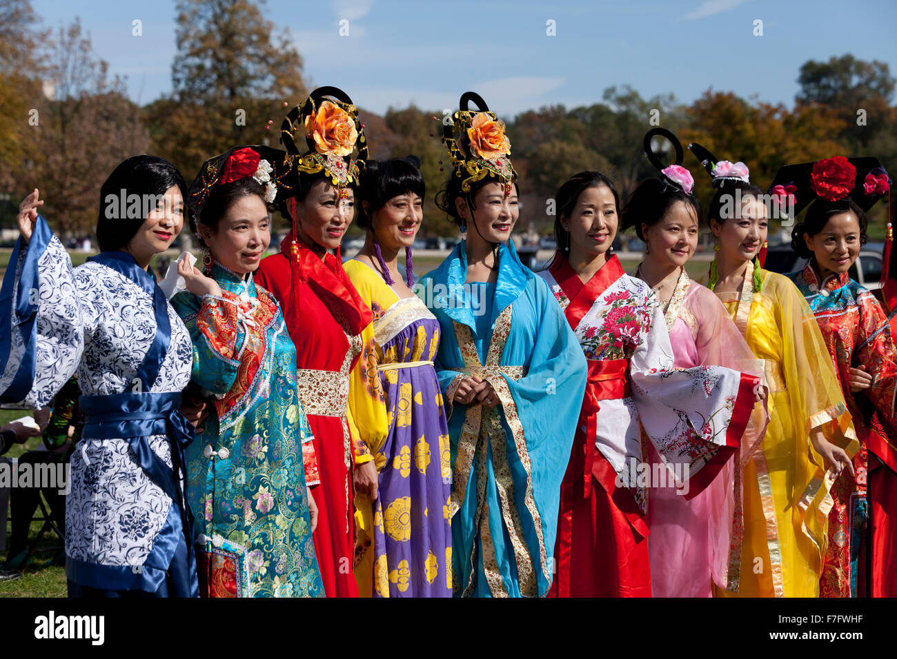 Danse traditionnelle chinoise des femmes interprètes en costume à Asian festival - USA Banque D'Images