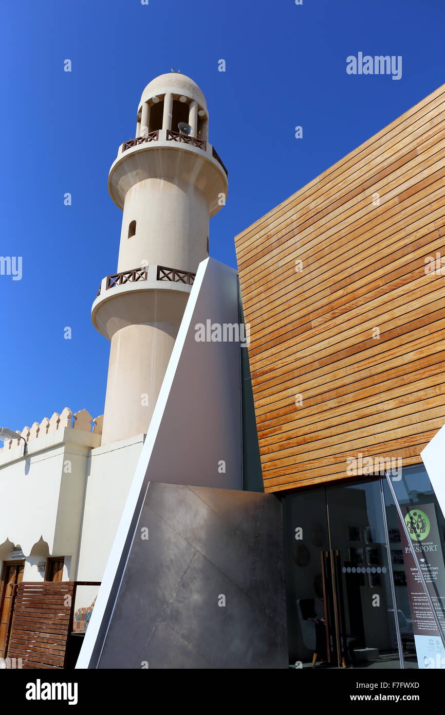 Mohammed ben Fares Music Hall et l'Ahmed Hassan Al-Zayani Mosquée, sur le sentier, Pearl, Royaume de Bahreïn Muharraq Banque D'Images