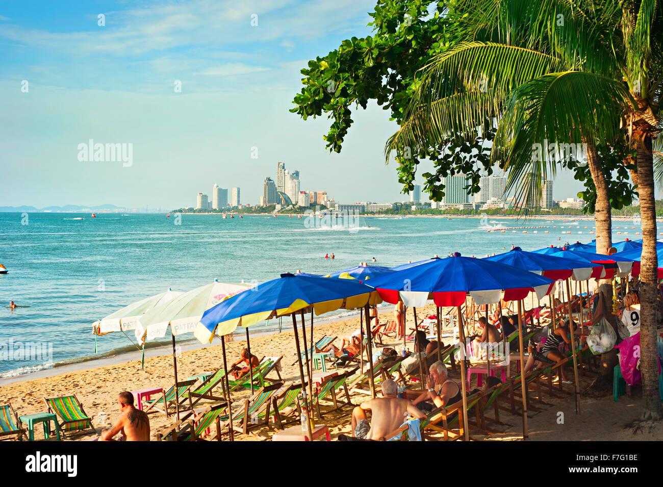 Les gens sur la plage de Pattaya, Thaïlande. Près de 20 millions de touristes visitant la Thaïlande tous les Banque D'Images