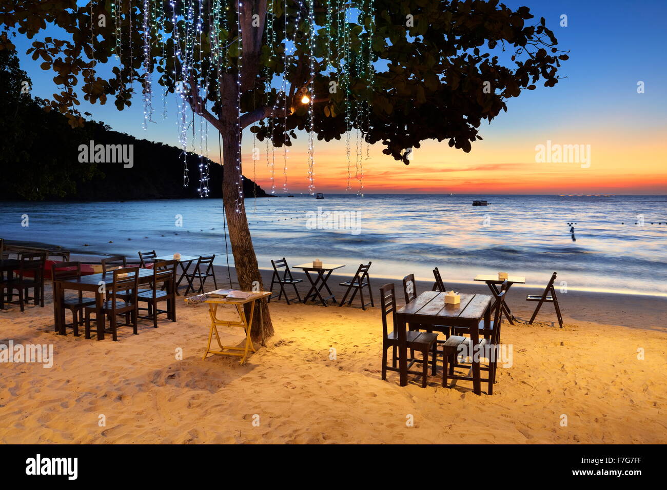 Le restaurant de la plage au coucher du soleil, Lima Coco Resort, Ko Samet Island, Thaïlande Banque D'Images