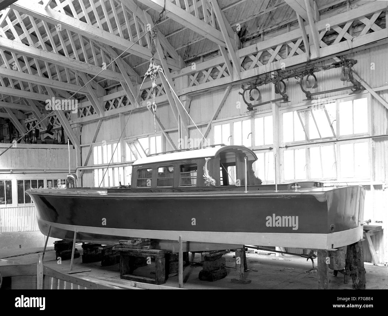 AJAXNETPHOTO - BOATHOUSE - J. THORNYCROFT CONSTRUIT FORD DE GRANDE-BRETAGNE DANS LES PLATEAUX DE LA TAMISE EYOT BATEAU HAMPTON TRAVAILLE VERS 1901. PHOTO:COLLECTION VT/AJAX REF:A6501 VT Banque D'Images