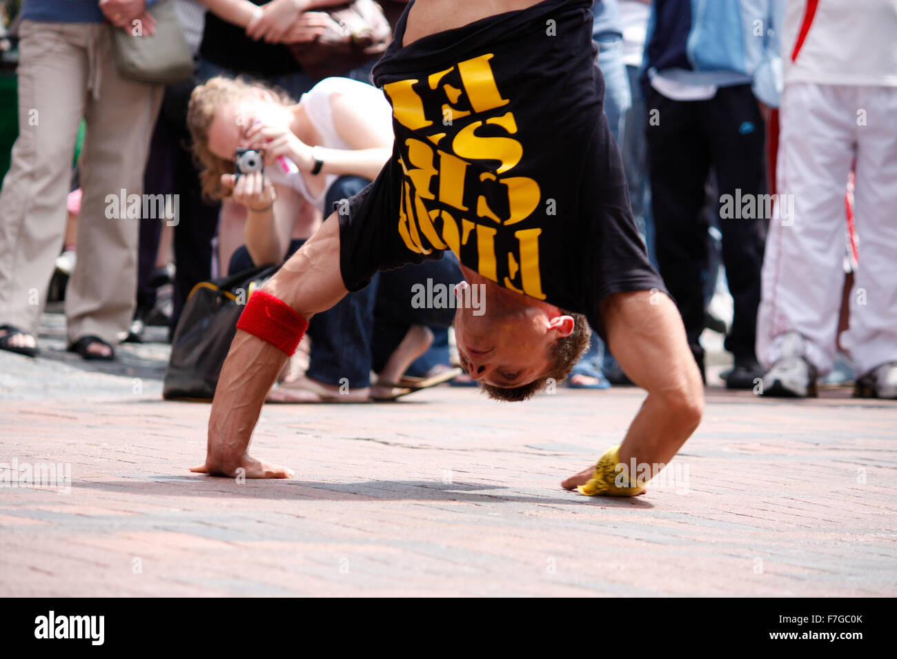 Street dancers performing High Street à Rochester, Kent Banque D'Images