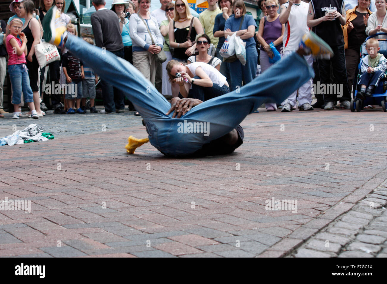 Street dancers performing High Street à Rochester, Kent Banque D'Images