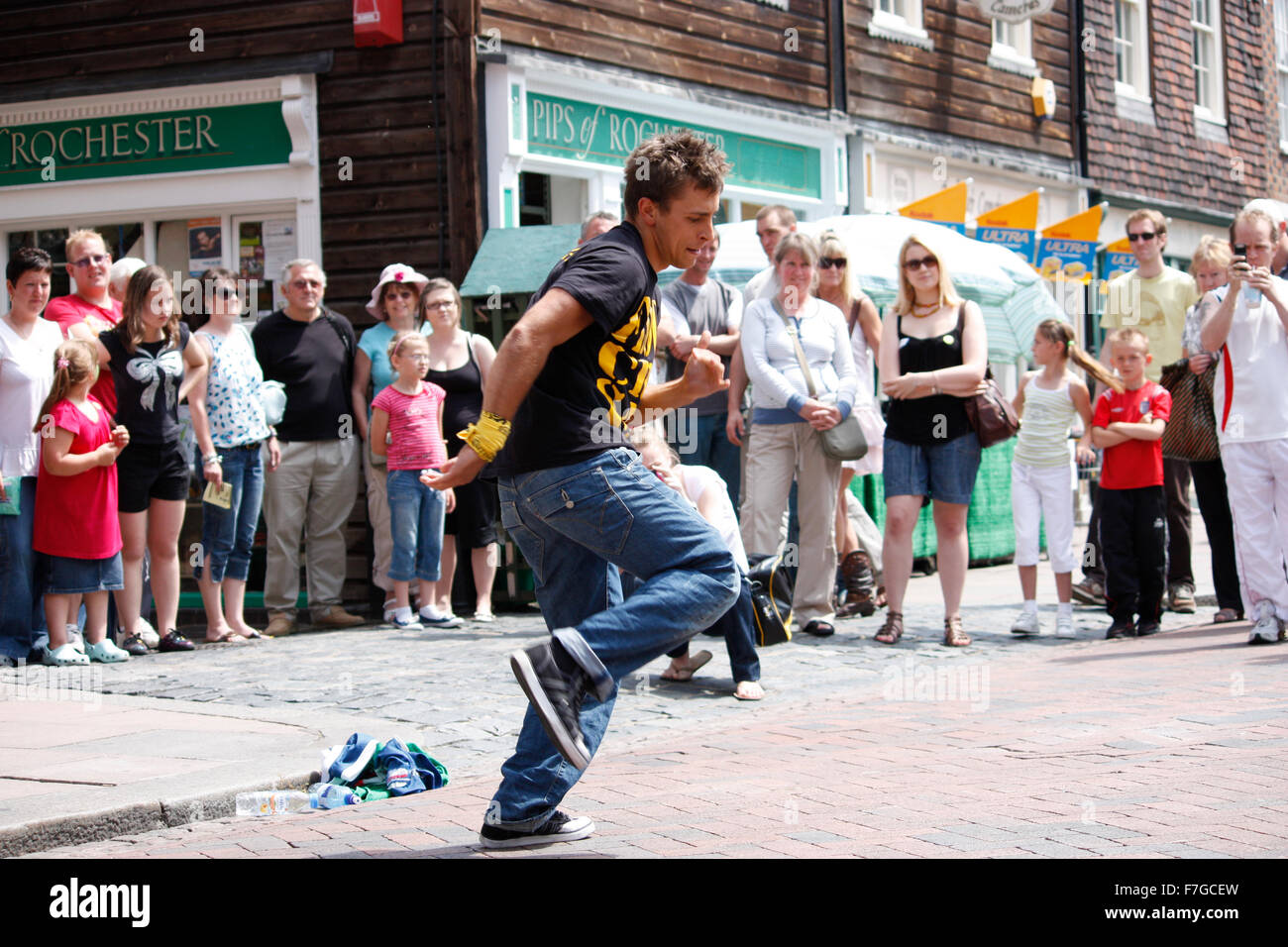Street dancers performing High Street à Rochester, Kent Banque D'Images