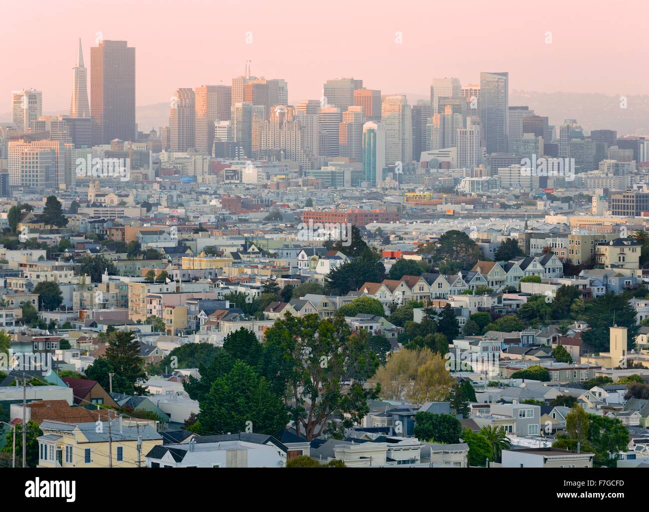 Coucher du soleil à San Francisco donnant sur Noe Valley et les quartiers de Castro Banque D'Images