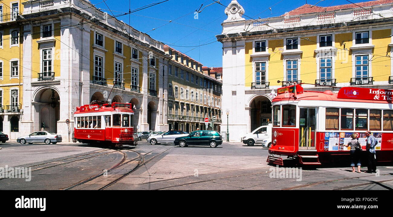 AJAXNETPHOTO. Lisbonne, Portugal. - Les tramways SUR LA PLACE PRINCIPALE. PHOTO:JONATHAN EASTLAND/AJAX REF:HDD   PLA POR F407 Banque D'Images