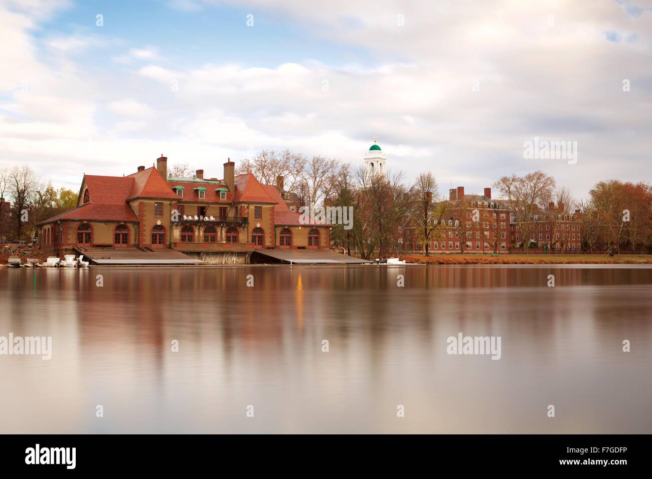 Une longue exposition de la soudure Boat House à l'Université de Harvard à Cambridge, Massachusetts en automne Banque D'Images