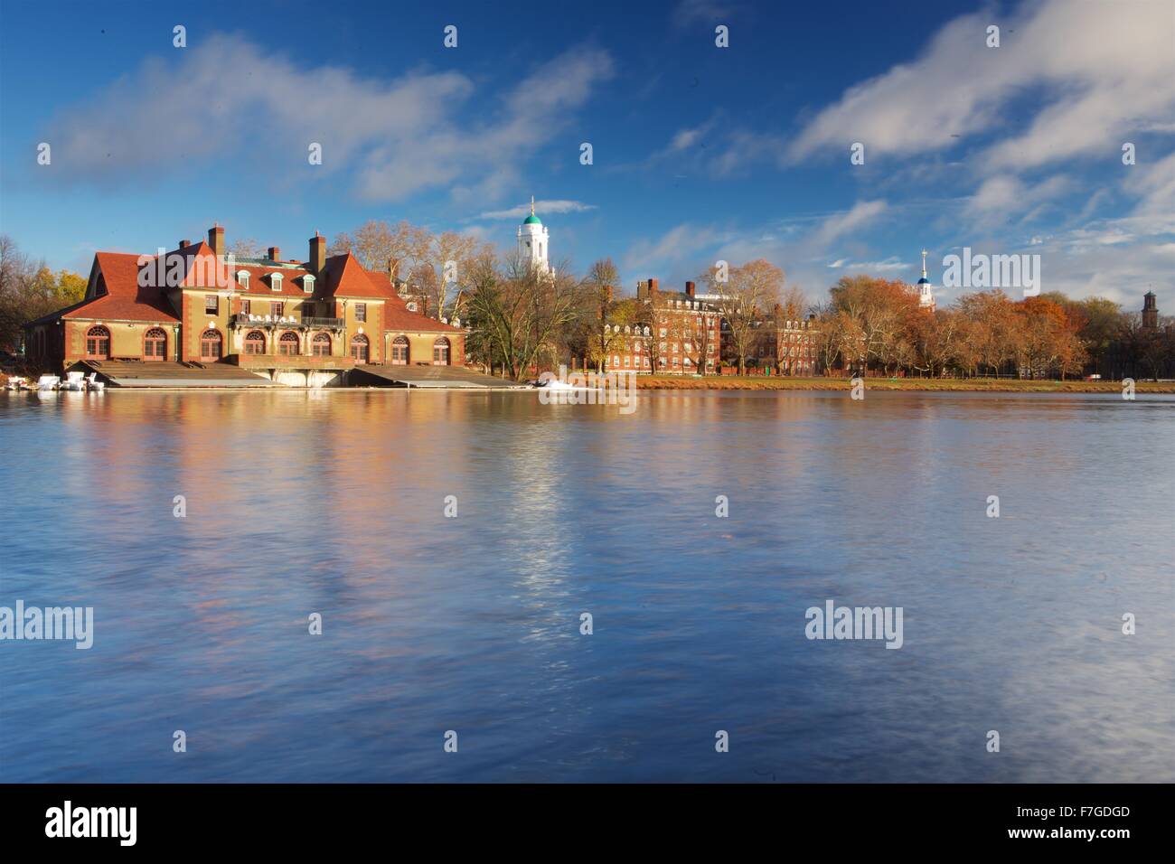 Belle journée d'automne le long de la Charles River à la soudure Boat House à l'Université de Harvard à Cambridge, Massachusetts Banque D'Images
