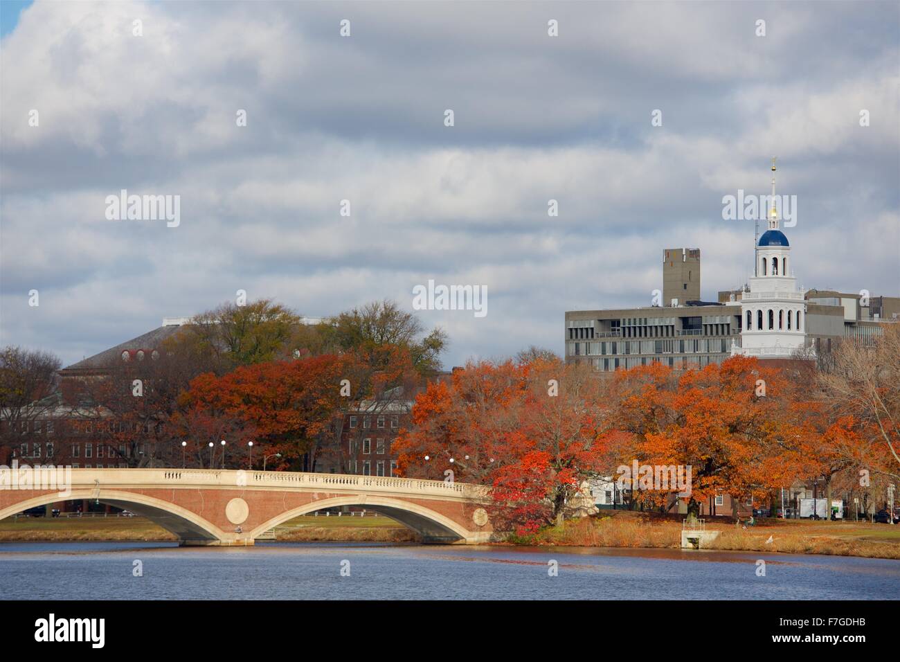 Belle journée d'automne le long de la Charles River, à l'Université de Harvard à Cambridge, Massachusetts Banque D'Images