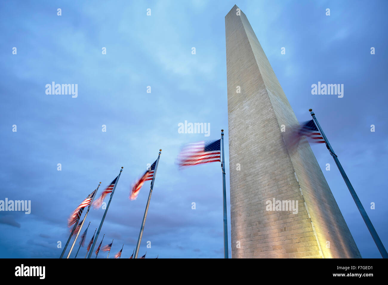 Washington Memorial et des drapeaux américains, Washington, District de Columbia USA Banque D'Images