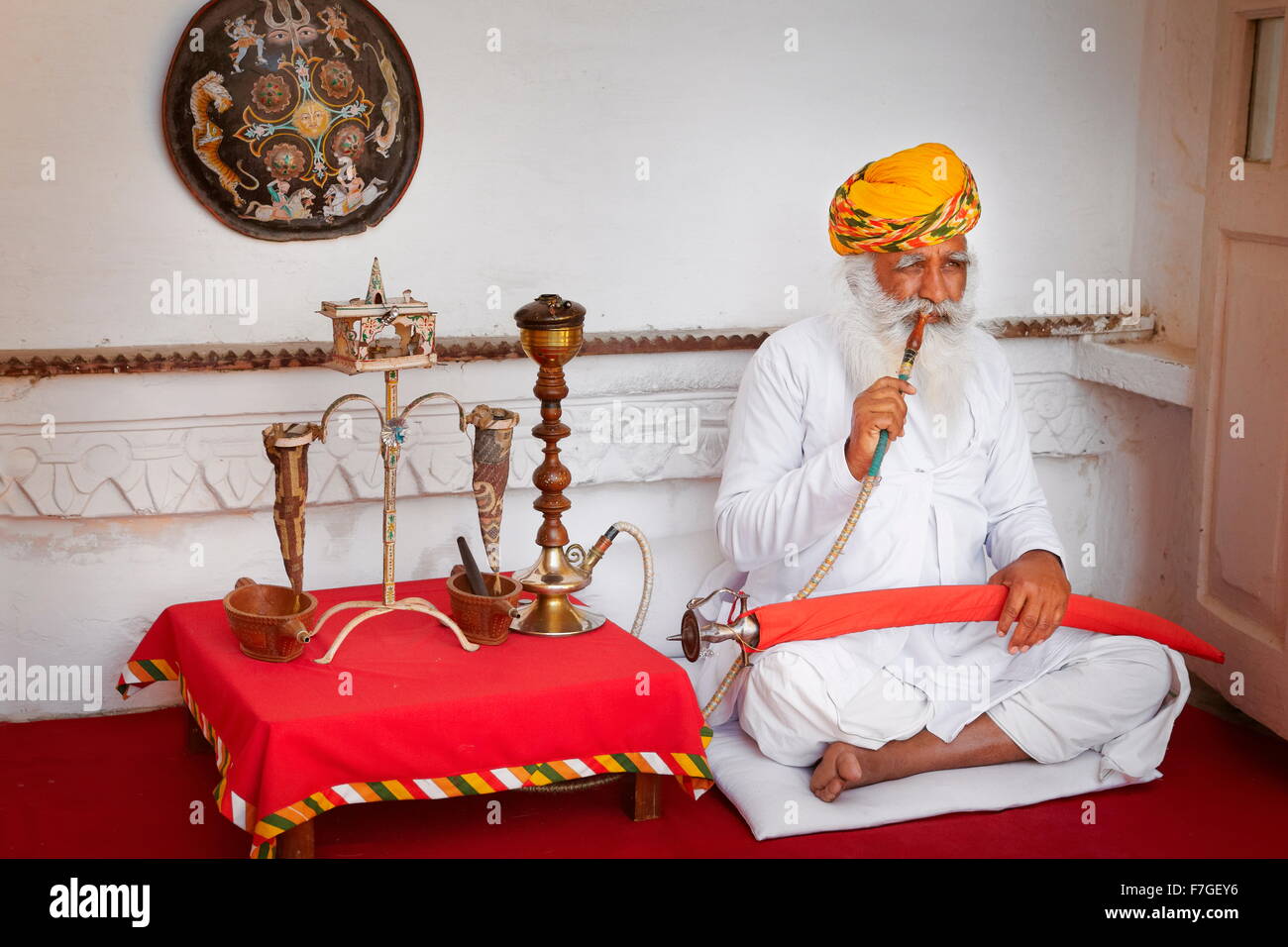 L'homme indien en turban fumer le narguilé, Fort Mehrangarh, Jodhpur, Rajasthan, India Banque D'Images