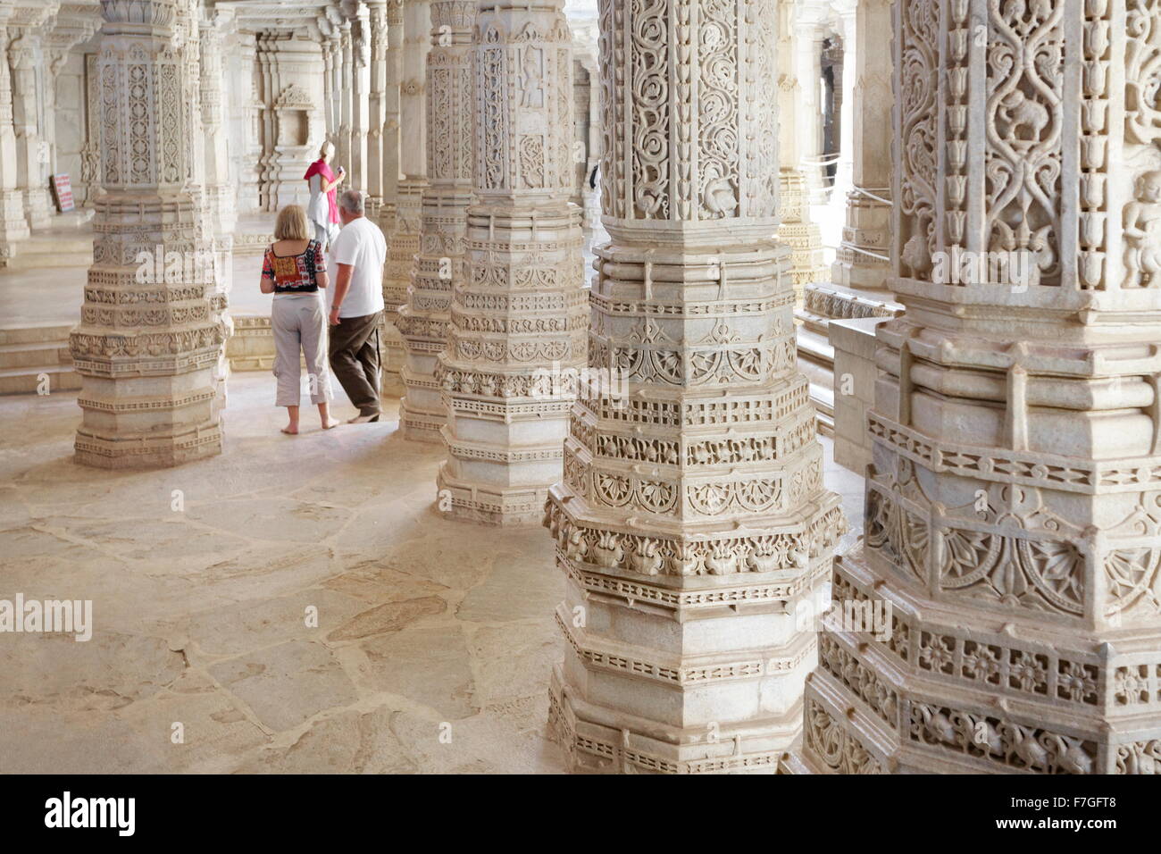 Piliers de marbre blanc sculpté dans le temple de Jain (connu également comme en Jain temple), Ranakpur, Rajasthan, Inde Banque D'Images