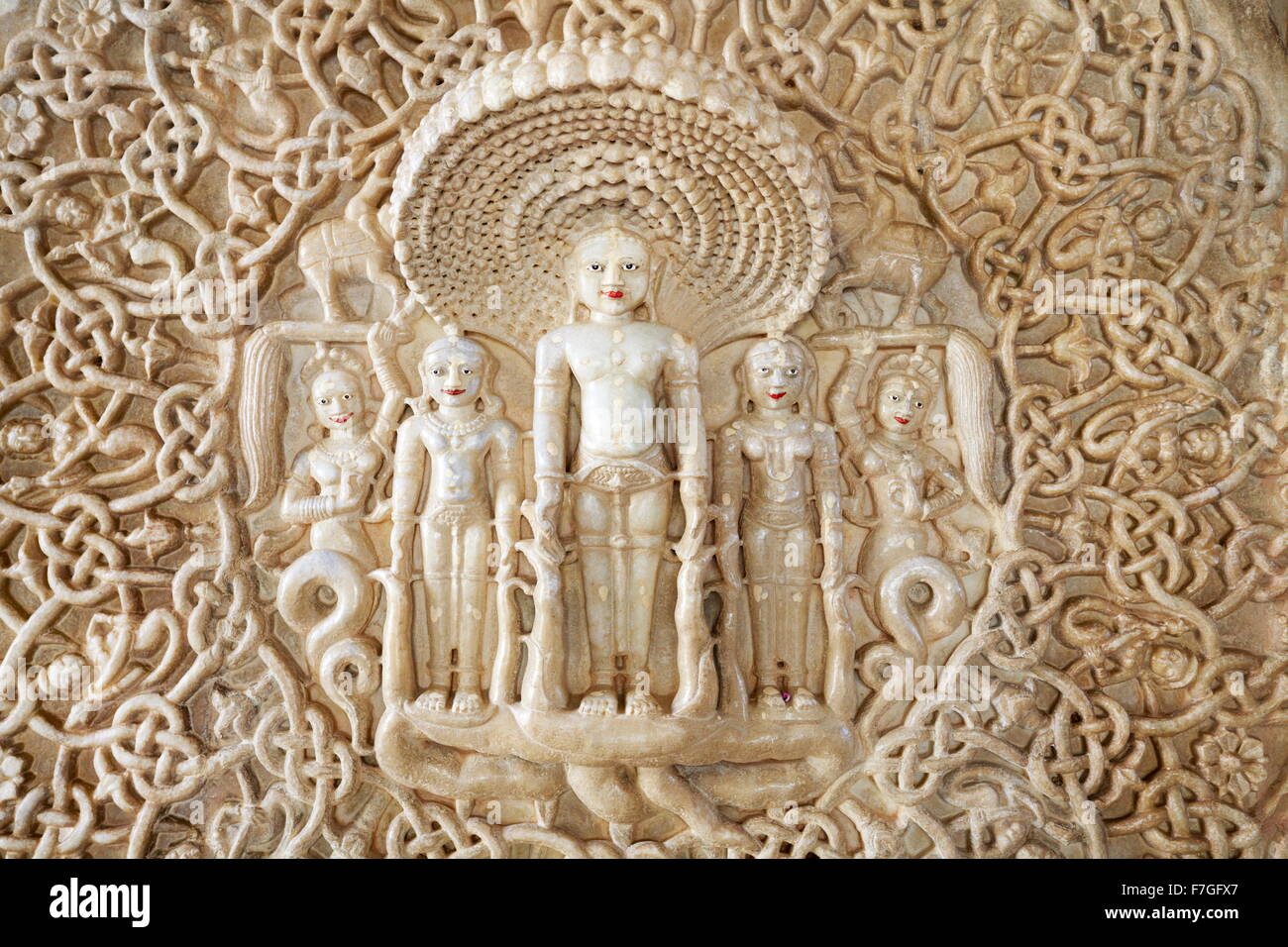 Un marbre sculpté vierge dans le temple Jain de Ranakpur, Rajasthan, Inde Banque D'Images