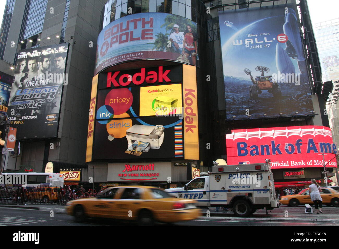 NEW YORK - Le 23 juin : Times Square, est un carrefour touristique du néon, l'art et le commerce de la ville de New York et aux USA dans la nuit Banque D'Images