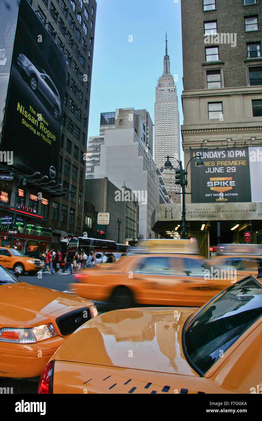 NEW YORK, USA - 23 juin 2008 : New York yellow cab en mouvement par une scène de rue de la ville avec l'Empire State Building en bas sur Banque D'Images