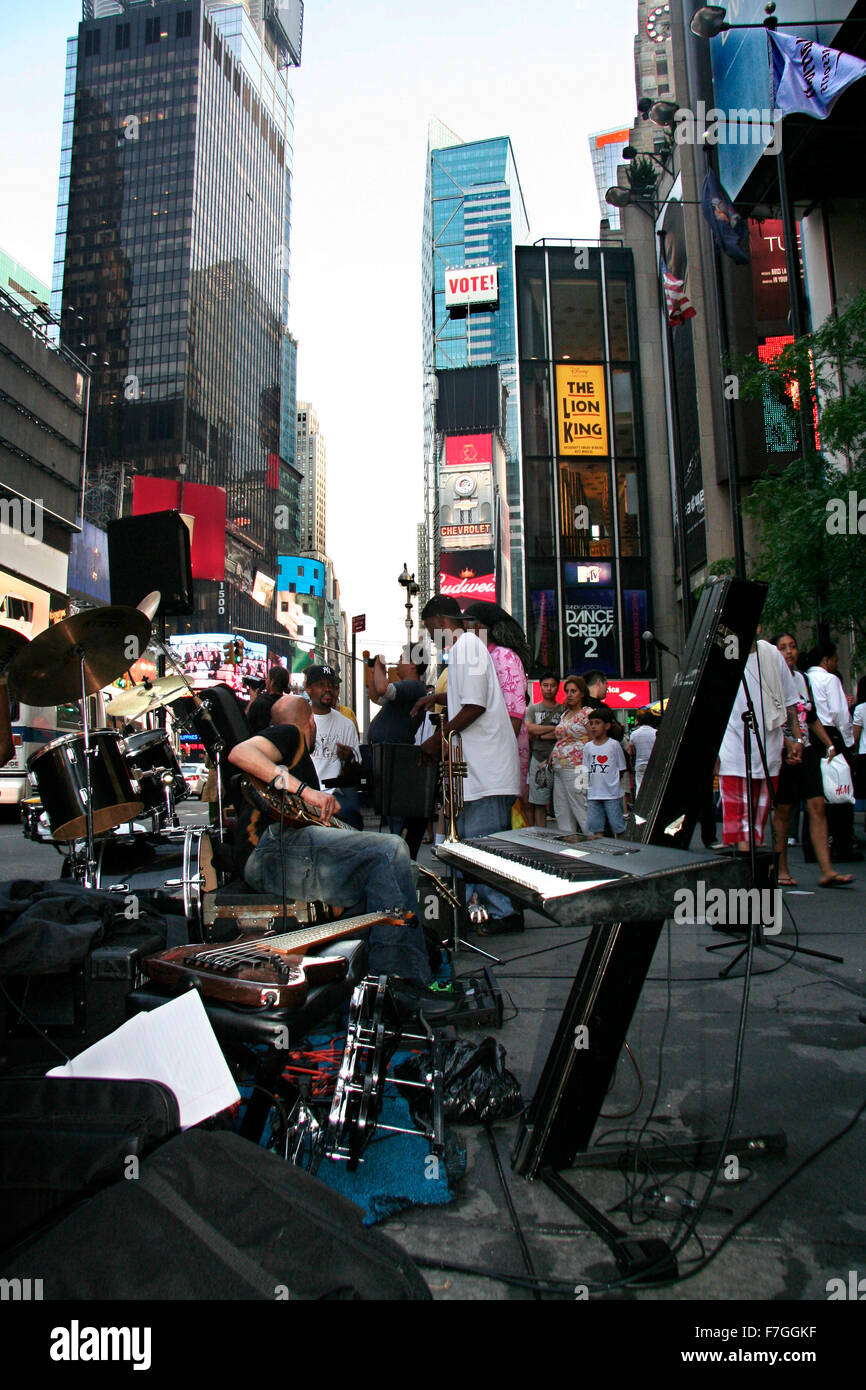 NEW YORK - Le 23 juin : un groupe de superbes musiciens avec un chanteur de divertir une foule de touristes et les New-yorkais dans l'h Banque D'Images