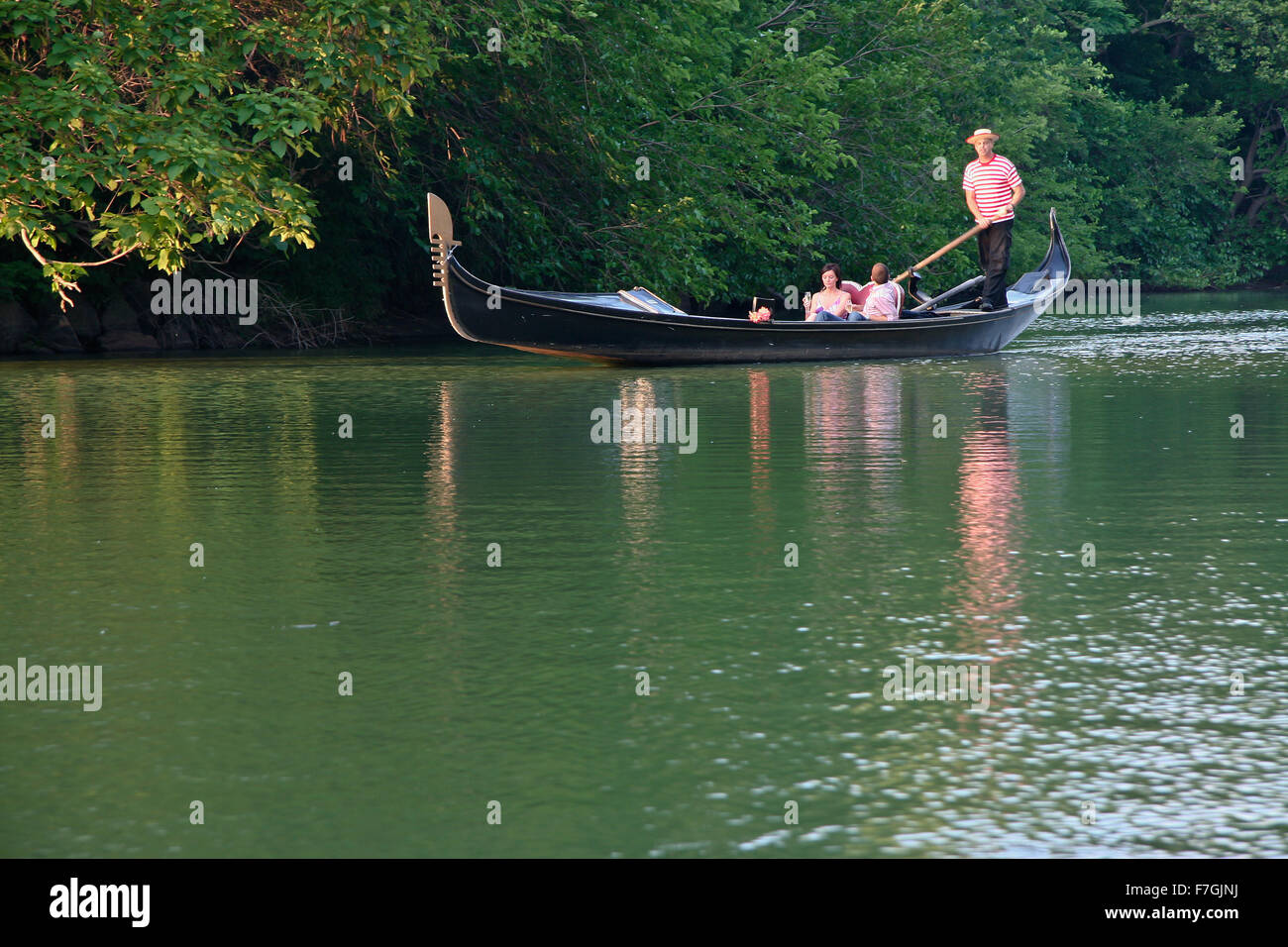NEW YORK, NY - 23 juin : Gondolier au bord du lac de Central Park le 23 juin 2008 à New York, NY Central Park est la plus grande ville Banque D'Images
