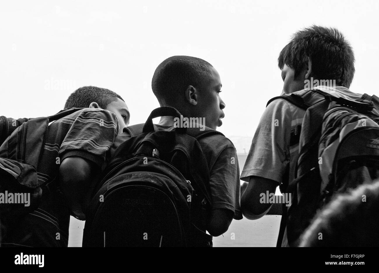 NEW YORK - JUN 23 : jeunes écoliers observer la Manhattan Slyline à bord du ferry pour Staten Island, le 23 juin 2008 à New York Banque D'Images