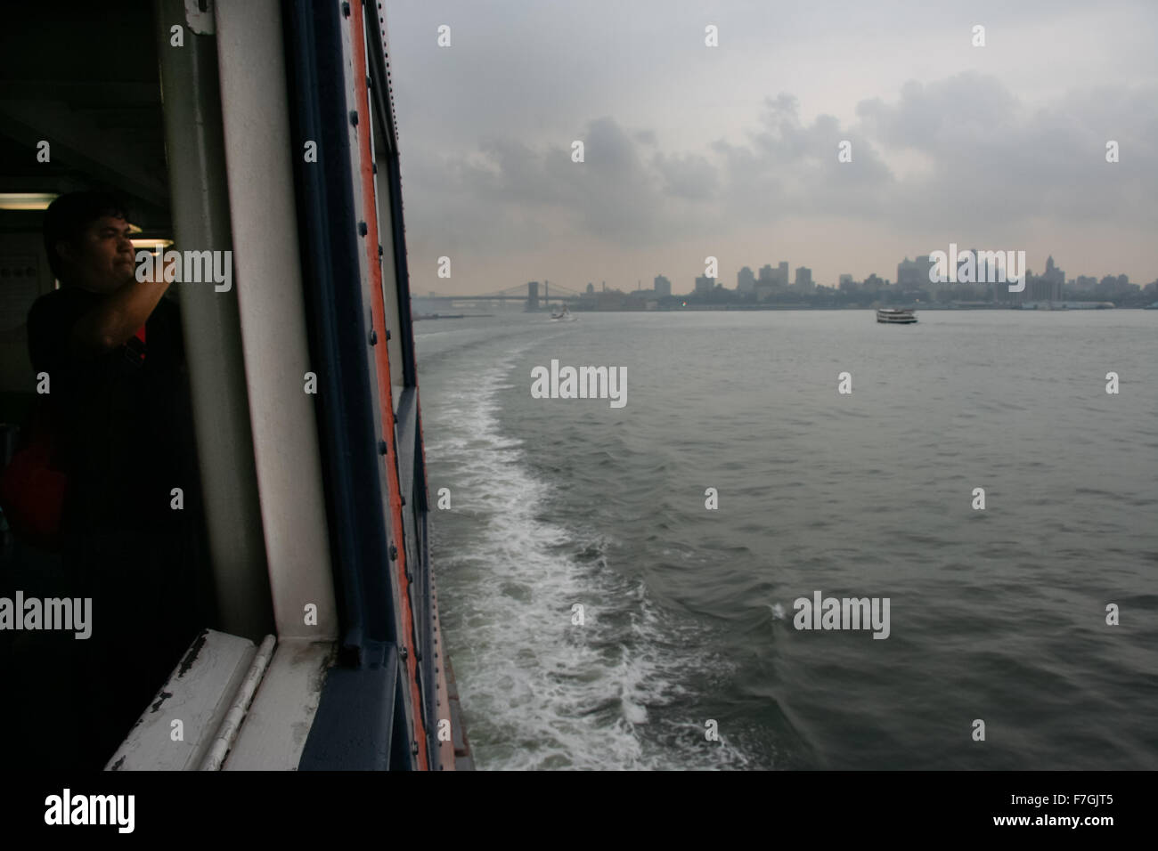 NEW YORK - JUN 23 : Touristique prend des photos le Manhattan Slyline à bord du ferry pour Staten Island, le 23 juin 2008 à New York Banque D'Images