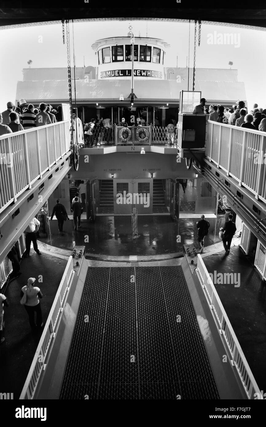 NEW YORK - JUN 23 : les navetteurs à pied vers le Staten Island Ferry Terminal à Whitehall, le 23 juin 2008 Banque D'Images