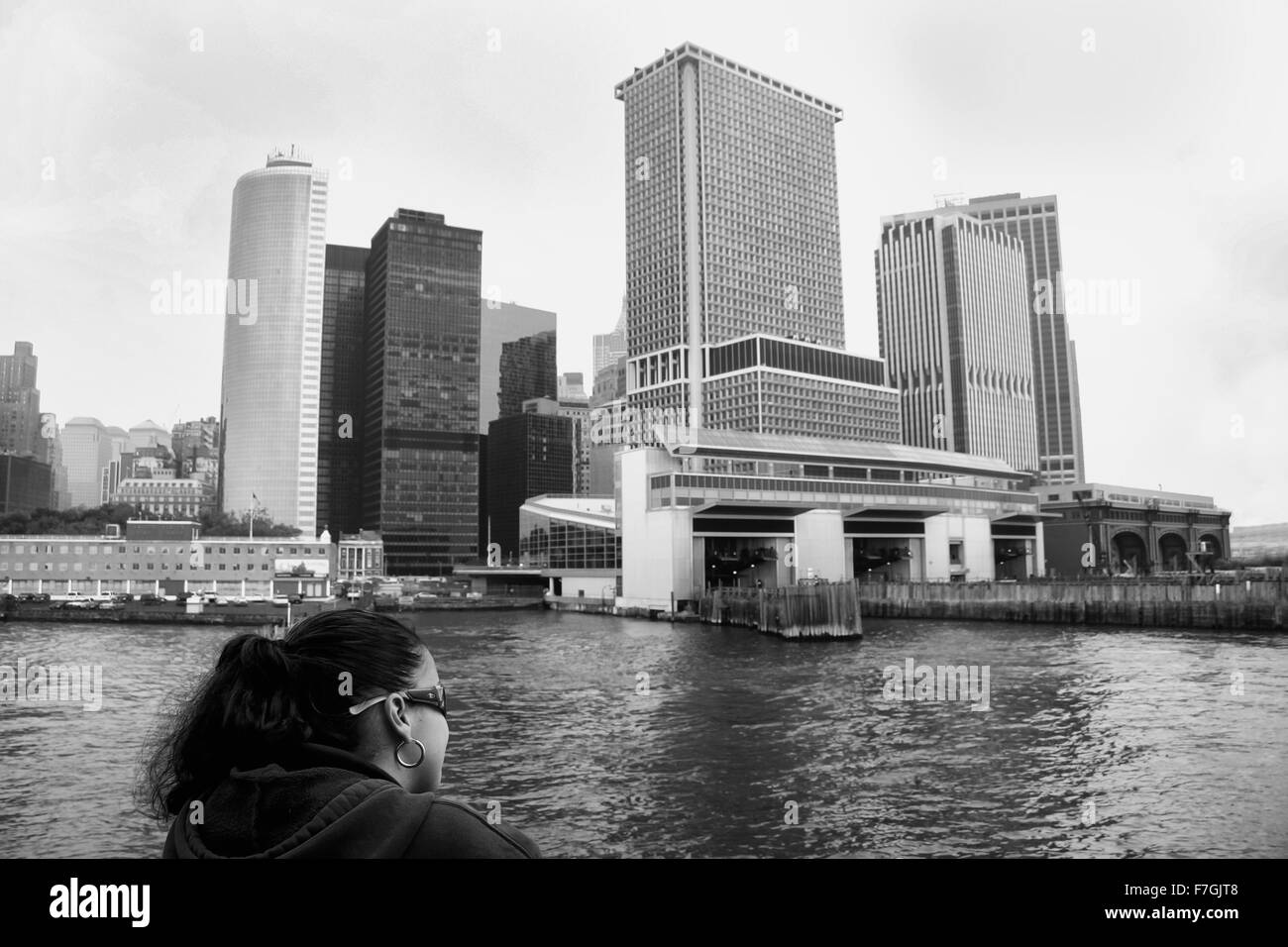 NEW YORK - JUN 23 : une fille observer le Terminal Whitehall à bord du ferry pour Staten Island, le 23 juin 2008 à New York Banque D'Images