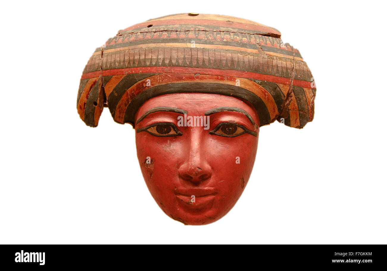 Masque en bois de cercueil égyptien polychromé, isolé sur fond blanc Banque D'Images