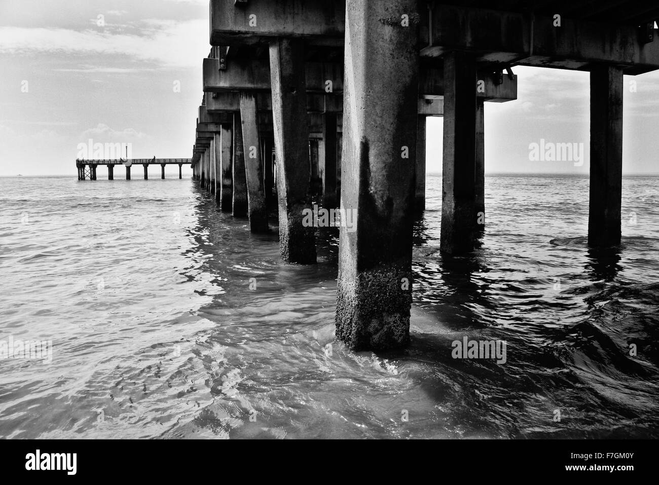 Pier. Plage de Coney Island, New York City.tourné en noir et blanc Banque D'Images