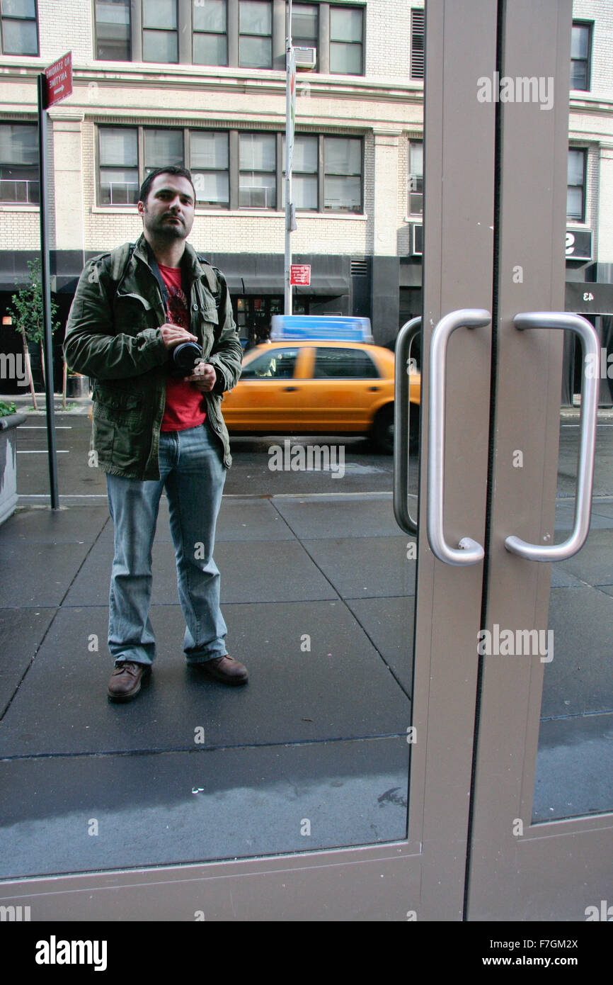 Photographe des hommes de prendre une photo de lui-même à Soho le 23 juin 2008 à Manhattan, à New York, NY Banque D'Images