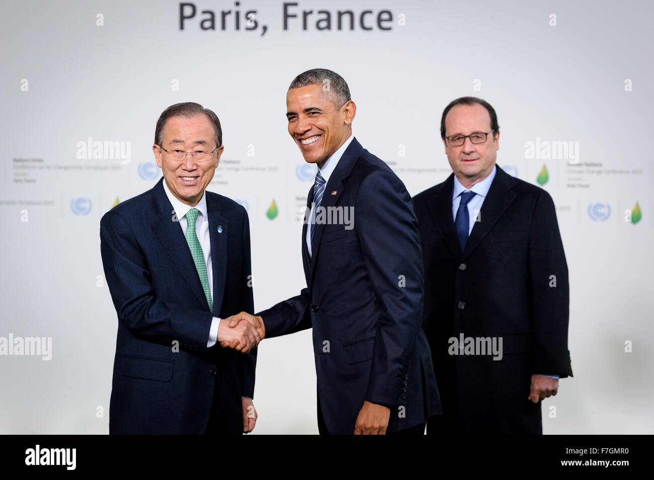 Le Bourget, France. 30 novembre, 2015. Le président des États-Unis, Barack Obama, est accueilli par le Secrétaire général des Nations Unies, Ban Ki-moon, comme il arrive pour l'ouverture de la séance plénière de la COP21, Conférence des Nations Unies sur les changements climatiques 30 novembre 2015 en dehors de Paris Le Bourget, France. Le Président français François Hollande a l'air sur à droite. Banque D'Images