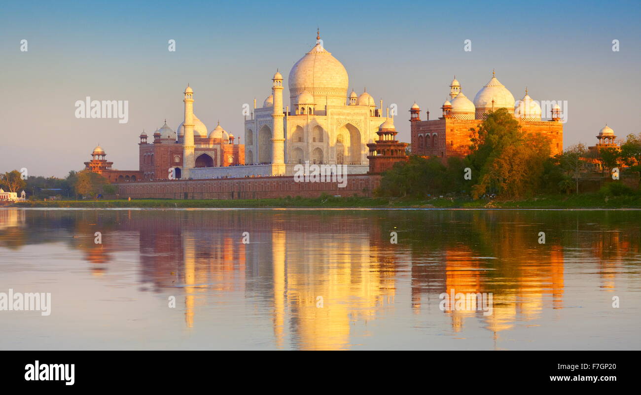 Taj Mahal et la rivière Yamuna au coucher du soleil, (nord) view of Taj Mahal, Agra, Uttar Pradesh, Inde Banque D'Images