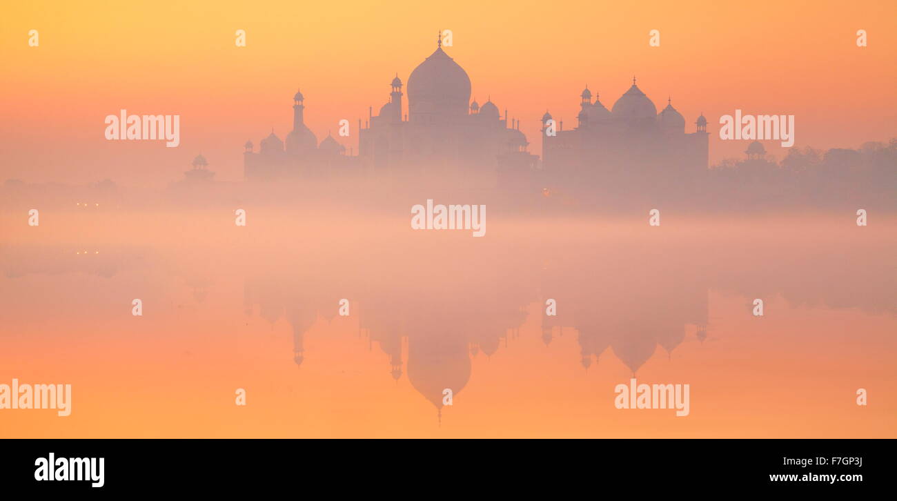 Vue paysage de Taj Mahal skyline avec réflexion sur l'eau, Agra, Uttar Pradesh, Inde Banque D'Images
