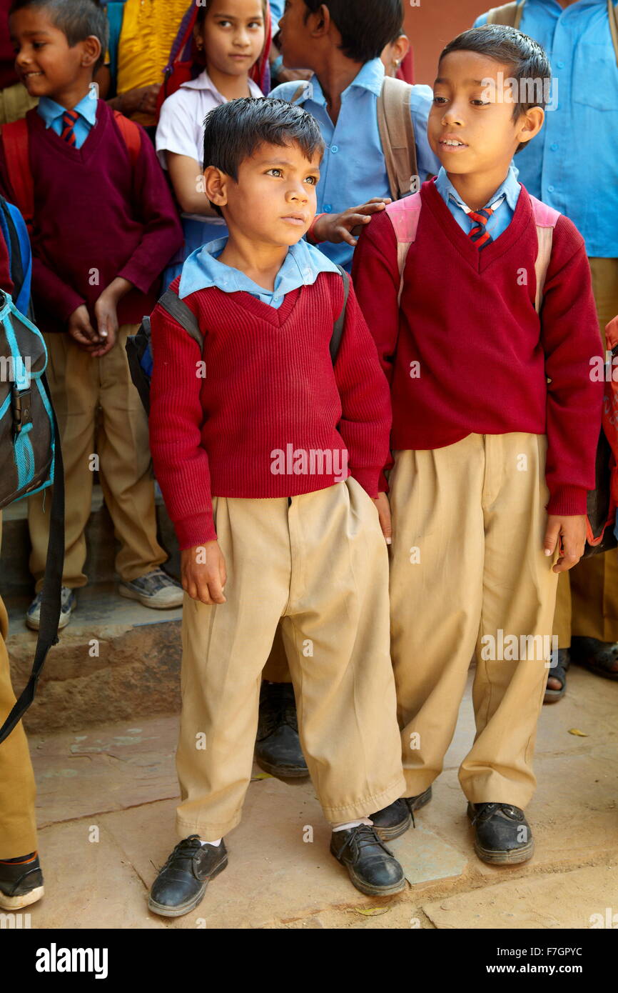 L'Inde d'un jeune couple d'enfants les garçons à l'école, Agra, Inde Banque D'Images