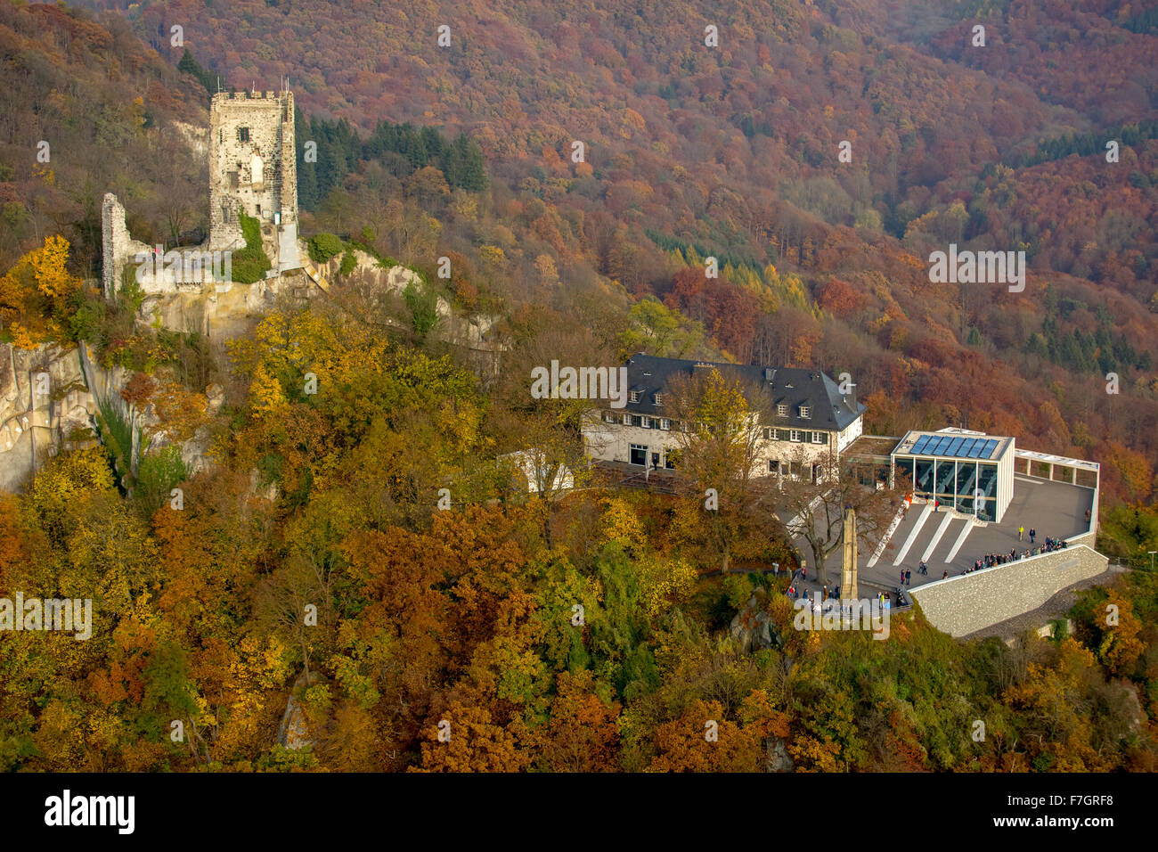 Ruines du château de Drachenfels avec plateau et cube de verre, Koenigswinter Siebengebirge, entre Bonn et Bad Honnef, automne Banque D'Images