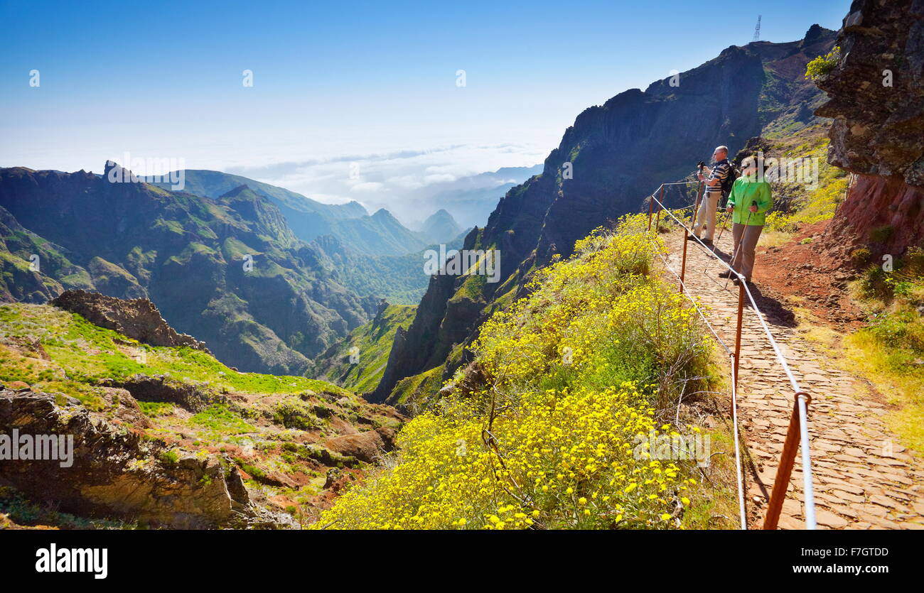 Les touristes en randonnée à partir de Pico do Arieiro à Pico Ruivo, l'île de Madère, Portugal Banque D'Images