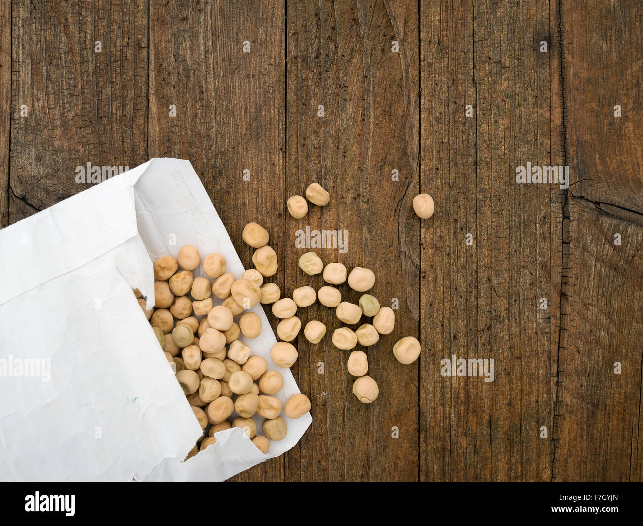 Petits pois à l'ensemencement. Fond de bois rustique. Banque D'Images