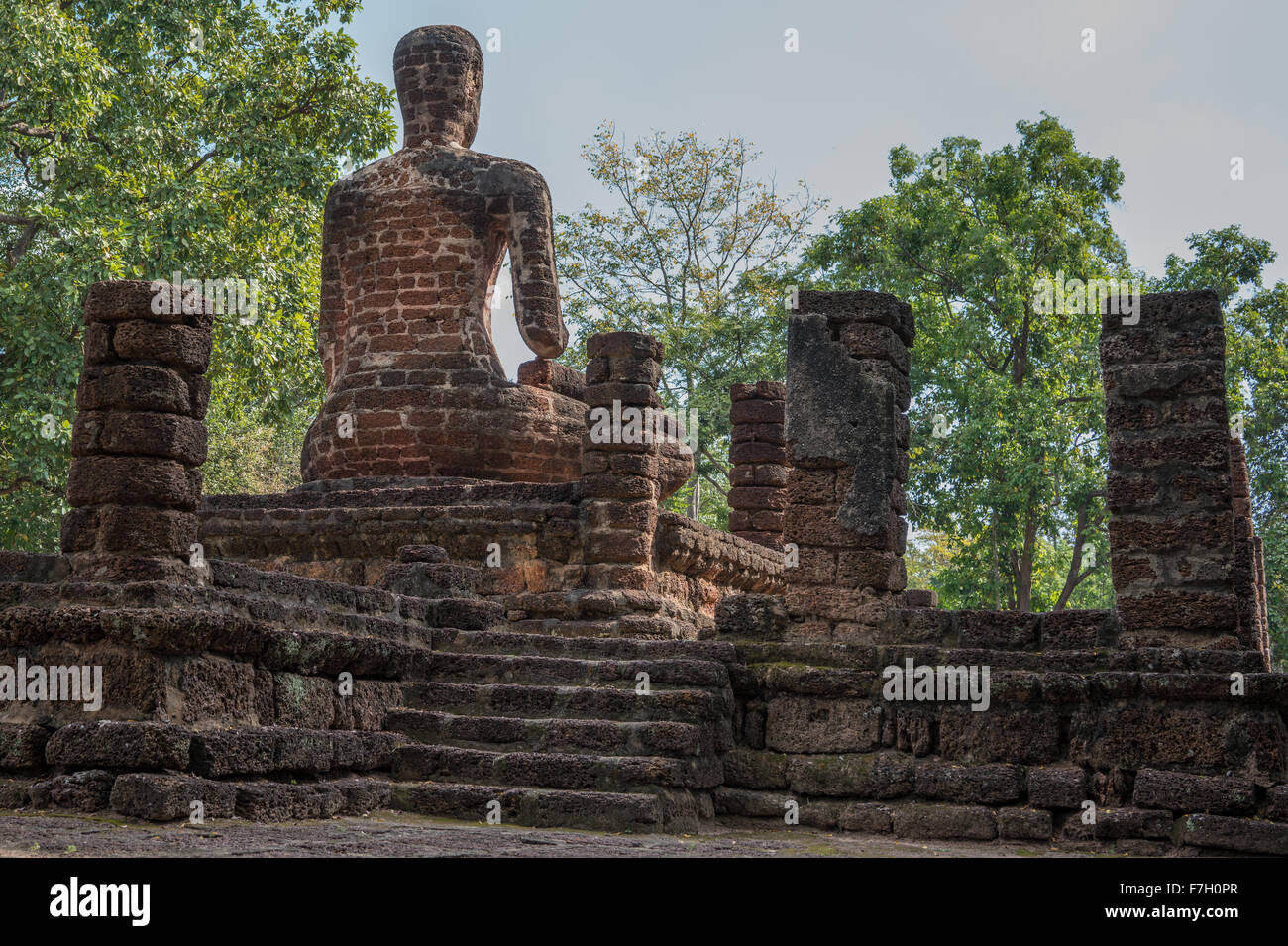 Statue de Bouddha à l'impressionnant parc historique de Kamphaeng Phet Banque D'Images