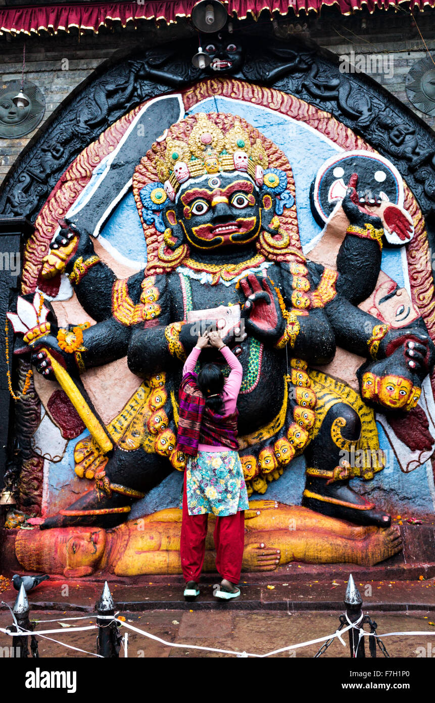 Une femme qui prie à Kala Bhairav temple, Basantapur, Durbar Square, Katmandou, Népal, 2015 Banque D'Images