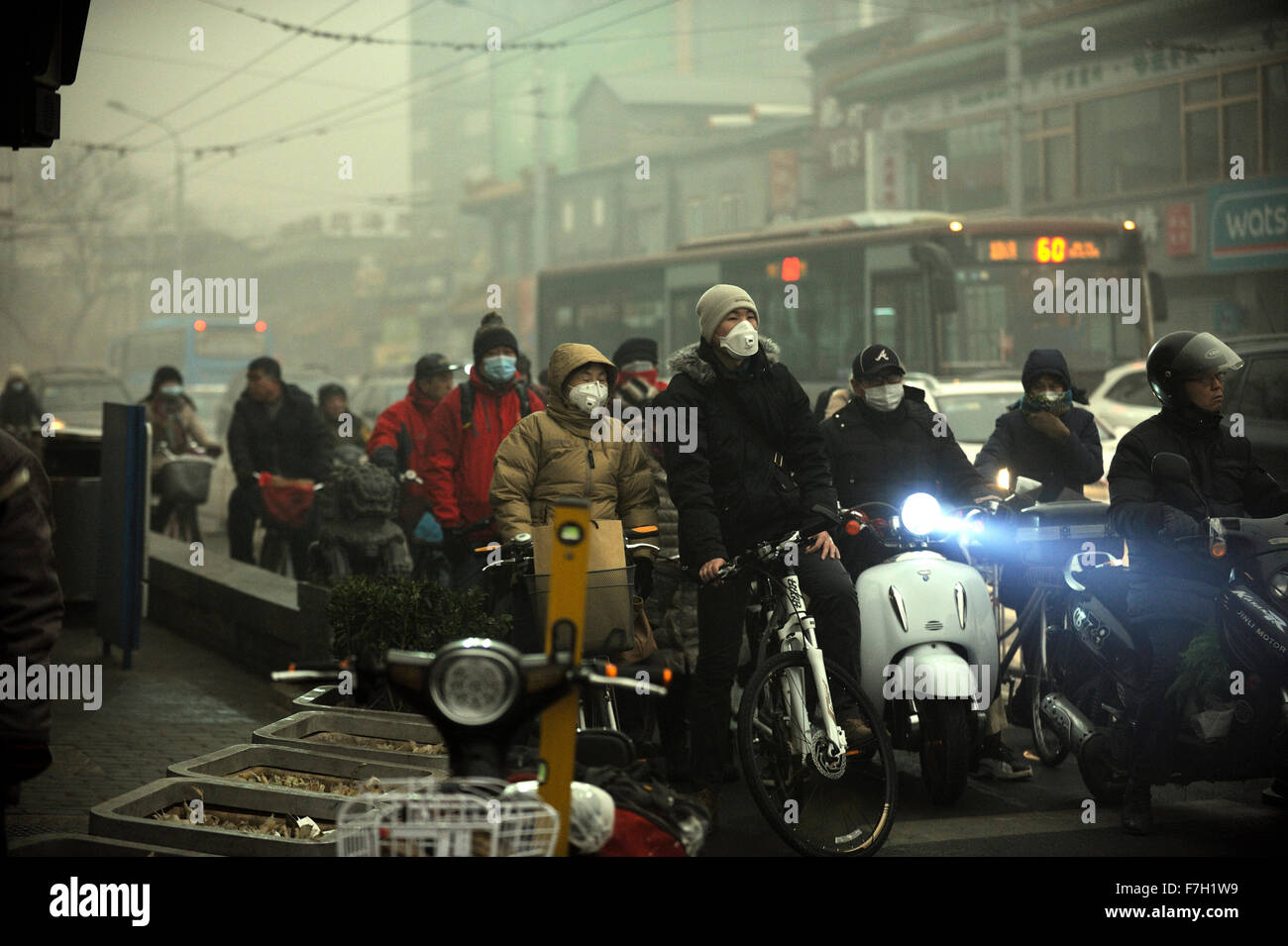 Le smog d'une particulière gravité engloutit Beijing et le nord de la Chine. 01-Déc-2015 Banque D'Images