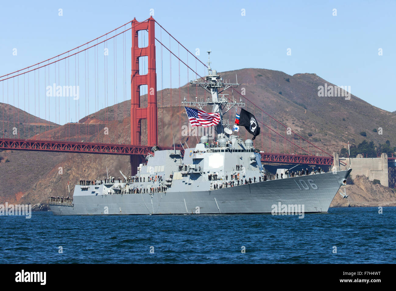 La classe Arleigh Burke destroyer lance-missiles USS Stockdale (DDG-106) entre dans la baie de San Francisco. Banque D'Images